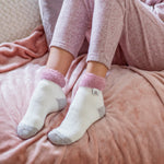 Calcetines de dormir originales para mujer con parte superior de plumas - Rosa y crema